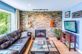 2 Bedroom, 2 Bath Riverfront View, WALK to Downtown